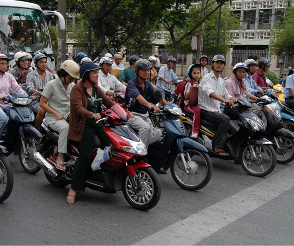 HCMC begins collection of road maintenance fee on motorcycles in 2015 (Photo: SGGP) HCMC begins collection of road maintenance fee on motorcycles in 2015 (Photo: SGGP)